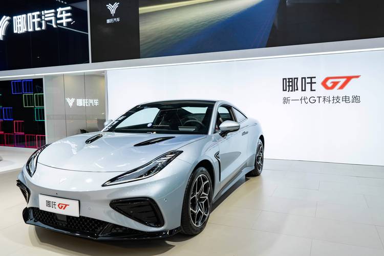 佛山254哪吒汽车在智能汽车领域的表现，领途汽车在新能源汽车市场中的影响力